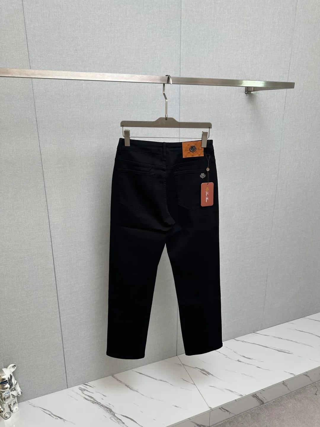 Available at the LP official website counter at the same time, the original is a very stylish pair of jeans, customized with original washed denim fabric, unique design, top-notch printing technology letter pattern logo, original hardware accessories decoration, an extremely outstanding pair of jeans, the materials and craftsmanship are extremely luxurious and exquisite, extremely high-grade, handsome and stylish upper body, recommended 👍, Sizes: 29-38
